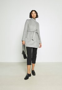 Vero Moda Petite VMTWODOPE BELT JACKET - Casaco leve - light grey melange