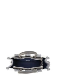 Sac à main gris et blanc avec extérieur en fourrure texturée, double anses en cuir et intérieur marine comportant des compartiments zippés.