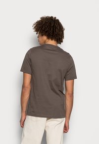 Nike Sportswear CLUB TEE - T-shirt básica - ironstone