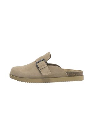 Beige Wildleder-Slipper-Clog mit verstellbarem Riemen und Metallschnalle, konturiertem Korkfußbett und profilierter Gummisohle.