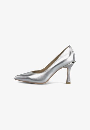 Silberne metallische High Heel-Pumps mit spitzem Zeh, strukturierter Oberfläche und einzigartigem, kantigem Absatzdesign. Klare Linien und glatte Flächen.