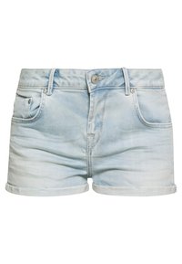 Shorts de mezclilla azul claro con dobladillo doblado, cierre de botón en la parte frontal, dos bolsillos laterales y un lavado descolorido para un look casual.