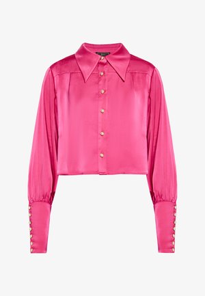 Gekürzte Bluse aus strahlend pinkem Satin mit spitzem Kragen, Knopfleiste und langen Ärmeln, die mit goldenen Knopfakzenten an den Manschetten versehen sind.