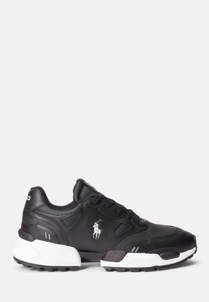 Sort-hvid Polo Ralph Lauren sneaker med snørebånd foran, teksturerede paneler og en hvid logo på siden.