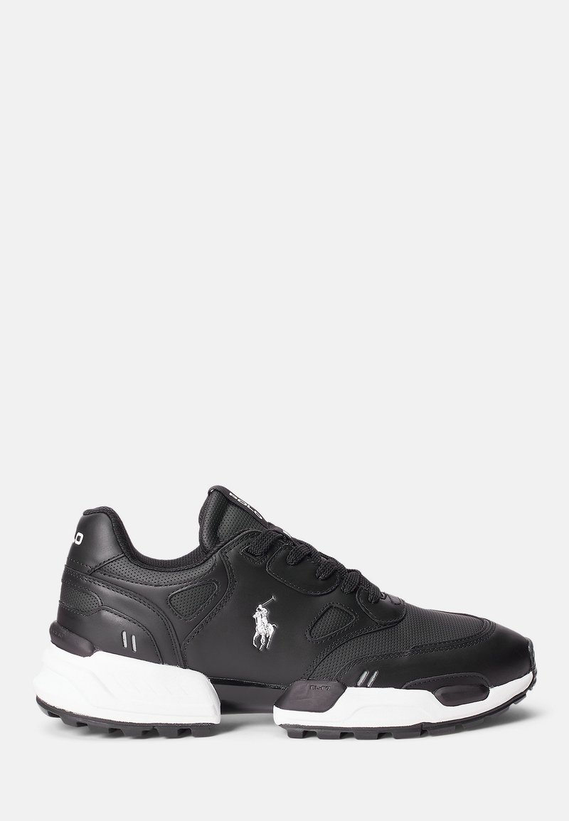 Baskets Polo Ralph Lauren noires et blanches avec lacets à l'avant, panneaux texturés et logo blanc sur le côté.