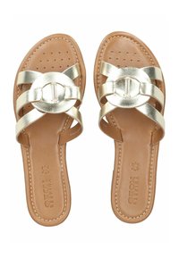 Sandali scivolati in pelle marrone con cinturini metallici dorati e dettaglio della fibbia circolare. Sottopiede perforato per una migliore traspirabilità.