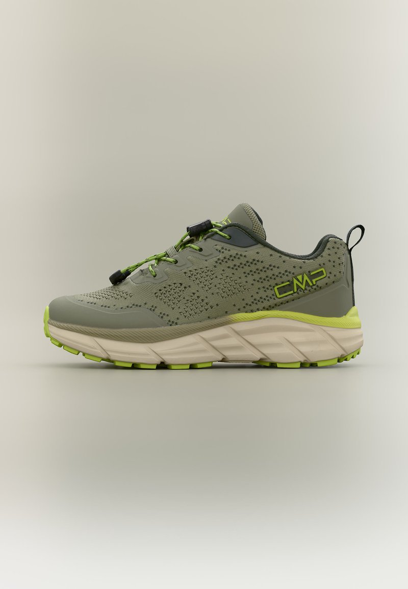 Chaussure de sport vert olive clair avec des accents vert néon, empeigne en maille texturée, lacets élastiques avec verrouillage et une semelle blanche épaisse avec une bande de roulement verte.