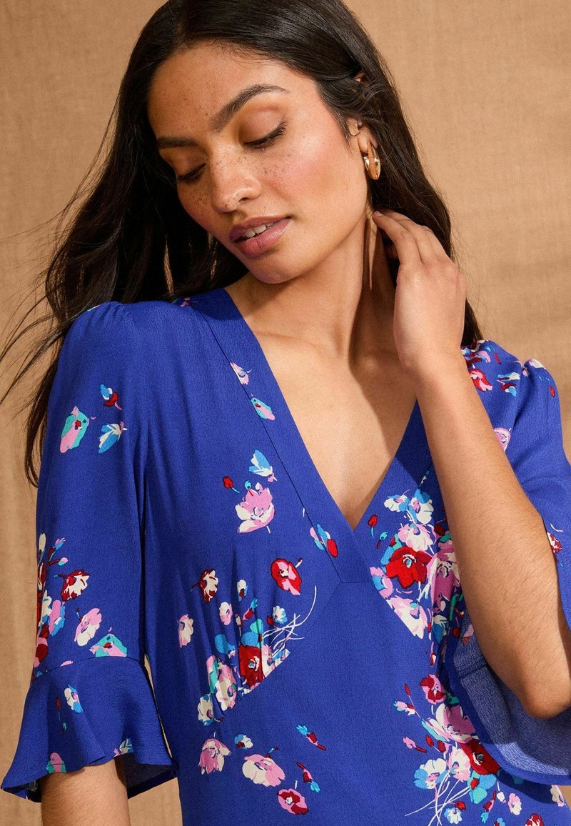 Love Roses PRINTED V-NECK TEA MINI Jurk blue floral/blauw