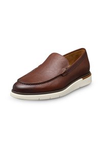 Bruine leren loafers met een gestructureerde afwerking, witte zool, ronde neus en decoratieve stiksels langs de rand. Inclusief elastische zijaccenten.