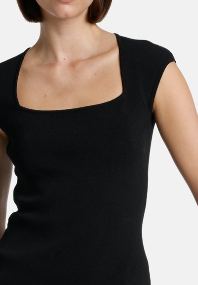 Top negru, ajustat, cu decolteu pătrat și mâneci scurte. Materialul pare a fi cu dungi, oferind o textură netedă și elegantă.