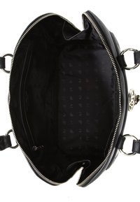 Czarna skórzana torba na ramię z zamkiem błyskawicznym, wyposażona w teksturowane wnętrze i srebrne okucia, zaprojektowana z dwoma przedziałami i wzorem logo.