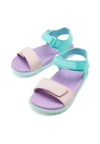 Infradito colorati con una cinghia rosa chiaro, suola viola e fibbia blu acquamarina; realizzati in materiale sintetico con una soletta testurizzata.