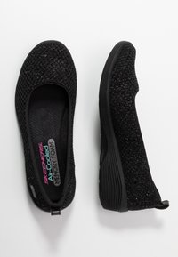 Černé nazouvací boty s texturovaným síťovaným svrchním materiálem, polstrovanými stélkami označenými "Air Cooled Memory Foam" a tvarovanou gumovou podrážkou.