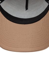 Gorra de béisbol de tela marrón con visera negra, que presenta un exterior texturizado, detalles cosidos y un interior de color claro.
