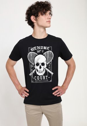 Sort bomulds t-shirt med et grafisk design af et kranium og tennisrackets. Teksten lyder "CENTRE COURT RACKET CLUB" i hvid.