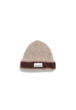 Beige gebreide beanie met een donkerbruine omgeslagen rand, voorzien van een wit etiket met de tekst "ARMEDANGELS". Zachte textuur en ronde vorm.
