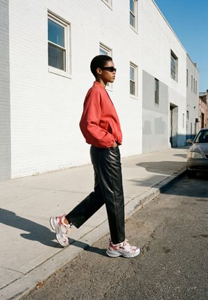 Buffalo, Trainers - silver cream red