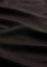 Schwarzer, strukturierten Stoff mit einer glatten, leicht glänzenden Oberfläche, die feine gerippte Linien aufweist und einen weichen Fall hat.