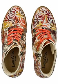 Botas de tobillo coloridas con un patrón floral en tonos naranja, amarillo y rojo, con acentos blancos y cordones negros, que cuentan con cremalleras laterales.