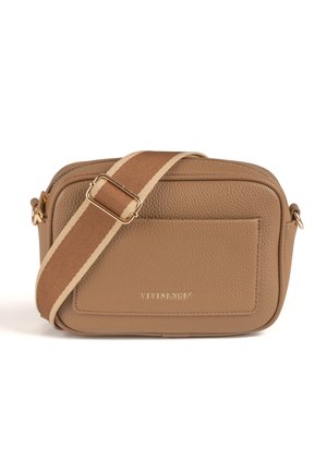 Sac en cuir tanné à bandoulière avec une finition texturée, une sangle ajustable beige et marron, et une poche avant. Présente un logo discret.