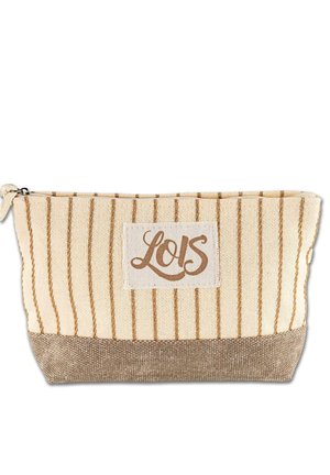 Bolso de mano a rayas en tonos beige y crema con base marrón, que presenta un parche del logo tejido. Cierre de cremallera. Mide aproximadamente 25 cm de ancho.