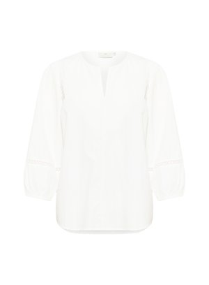 Hvid bluse med rund udskæring, lodret slids og trekvartlange puffærmer. Har øjelet detaljer på ærmerne. Blød bomuldsstof.