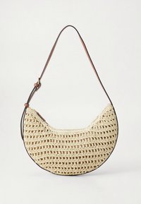 Virkatttu käsilaukku, jossa on kermaisen värinen kudottu ulkopuoli ja kaareva siluetti. Siinä on ruskea nahkainen olkahihna ja alareunan koristelu.