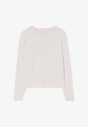 Sweter z długim rękawem w jasnoszarym kolorze, z okrągłym dekoltem, lekko skróconym dołem i miękką fakturą materiału.