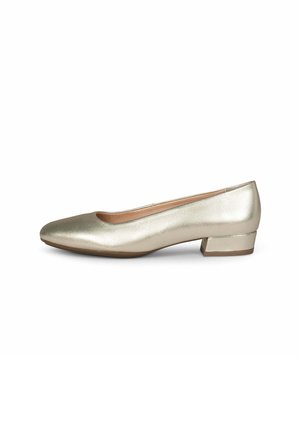 Zapato pump de cuero metálico dorado para mujer, de tacón bajo, con punta redondeada y tacón bloque sobre fondo blanco.