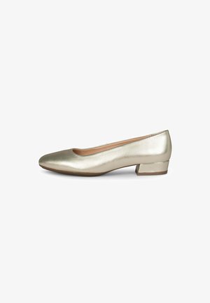Zapato pump de cuero metálico dorado para mujer, de tacón bajo, con punta redondeada y tacón bloque sobre fondo blanco.