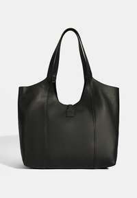 Zwarte leren tote bag met een gestructureerde afwerking, dubbele handvatten en een ronde opening. Bevat een subtiele accentplaat bij de sluiting.