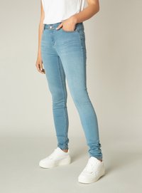 Lichtblauwe skinny jeans van denim, met een voorzak, een knoopsluiting en een gladde structuur, gecombineerd met witte platform sneakers.