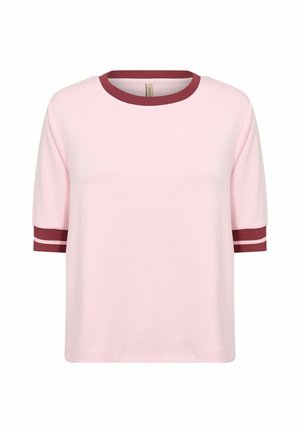 Lyserød t-shirt med korte ærmer, rund bordeaux hals og stribede detaljer på ærmerne. Lavet af blødt materiale med en afslappet pasform.