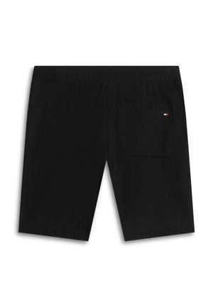 Shorts en maille noire avec taille élastique et une seule poche arrière ornée d'un petit logo rectangulaire rouge, blanc et bleu.