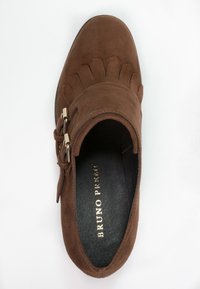 Scarpa in suede marrone con un design frangiato sul davanti, soletta in pelle e una fibbia decorativa in metallo sul lato.