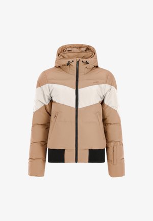 Bruine en crèmekleurige pufferjack met een chevronontwerp, capuchon, ritssluiting aan de voorkant en geribde zwarte manchetten. Het heeft twee zijzakken en een logo.