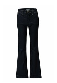 Jeans de mezclilla oscuros acampanados con cintura alta y cinturón, que presentan dos bolsillos frontales y costuras en contraste a lo largo de las costuras.