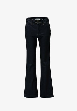 Jeans de mezclilla oscuros acampanados con cintura alta y cinturón, que presentan dos bolsillos frontales y costuras en contraste a lo largo de las costuras.