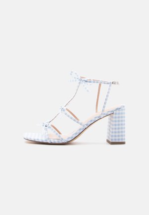 Open-toe sandaal met blokhak, blauw-wit geruit patroon, meerdere dunne bandjes en enkelriemsluiting.