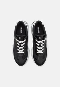 Schwarze Ledersneaker mit weißen Schnürsenkeln, abgerundeter Zehenpartie und gepolsteter Sohle. Enthält Logodetails und geschichtete Designelemente.