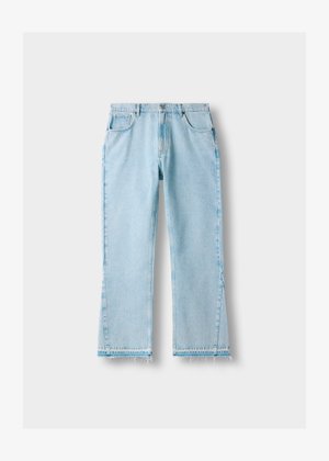 Heledad sinine denim teksad, sirge säärega disainiga, kulunud äärega ja viie taskuga stiilis. Omab peent tuhmumist ja tavalist nööpkinnitust.