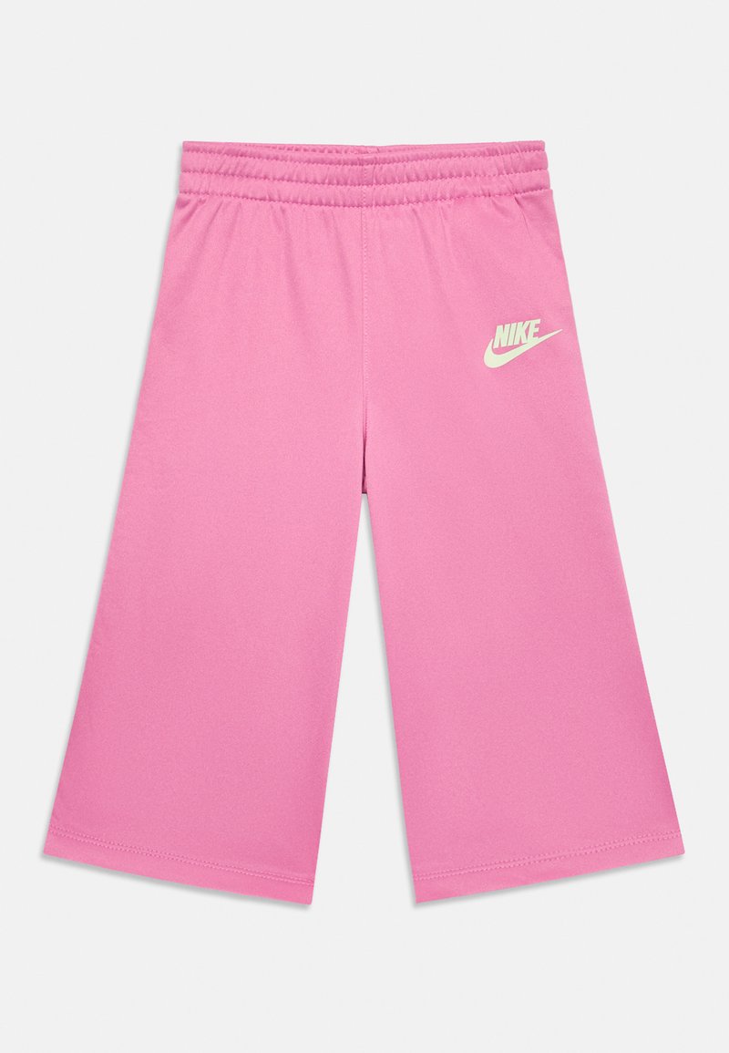 Pantaloni sportivi rosa realizzati in tessuto leggero, con una cintura elastica e un logo Nike bianco sul lato sinistro.
