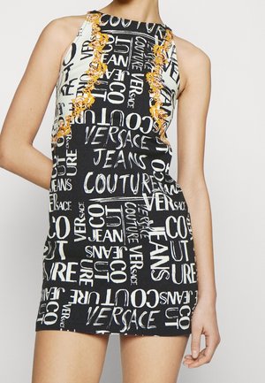 Sort ærmeløs minikjole med hvide "Versace Jeans Couture" tekstmønstre og lodrette gyldne baroktrimsdetaljer foran.