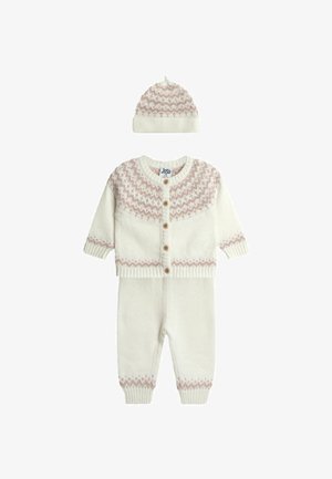 Biały dzianinowy ubiór dla niemowląt z różowym wzorem na karczku, składający się z kardiganu na guziki oraz pasującej czapki z podwiniętym brzegiem i pomponem.