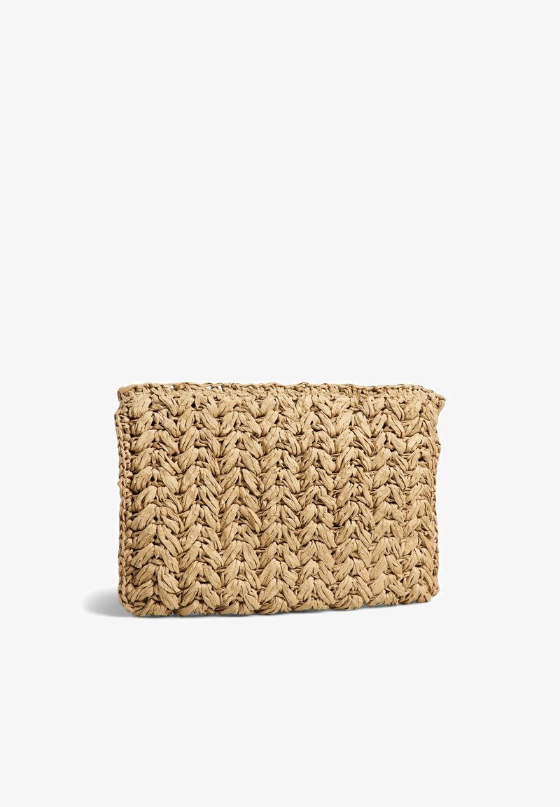Pochette tissée rectangulaire beige avec une texture épaisse et tressée, sans fermetures visibles, présentée sur fond blanc.