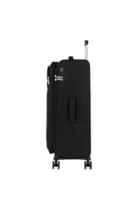Maleta negra con exterior de tela, asa retráctil y cuatro ruedas. Cuenta con dos cremalleras, asa superior para llevar y un diseño delgado.