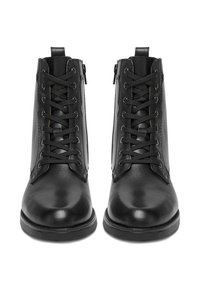 Czarne skórzane botki za kostkę na sznurówki z bocznym zamkiem, okrągłym noskiem i pętelką z tyłu, pokazane z przodu na białym tle.