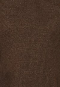Brązowy sweter dzianinowy o fakturowanej tkaninie, charakteryzujący się miękkim i ciepłym wyglądem. Brak widocznych wzorów lub elementów metalowych.