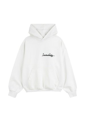 Biała bluza z kapturem z dużą kieszenią typu kangur, luźnym krojem i czarnym napisem "Invincible" po lewej stronie. Miękki materiał i ściągacze na rękawach.