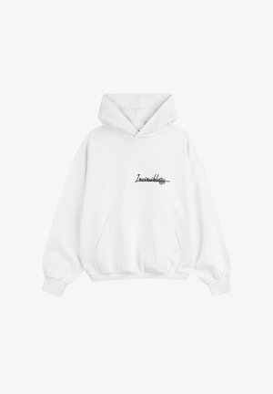 Biała bluza z kapturem z dużą kieszenią typu kangur, luźnym krojem i czarnym napisem "Invincible" po lewej stronie. Miękki materiał i ściągacze na rękawach.